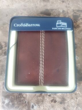 CRoft & Barrow Brown Leather Passcase Bifold Wallet with Contrast Stitching